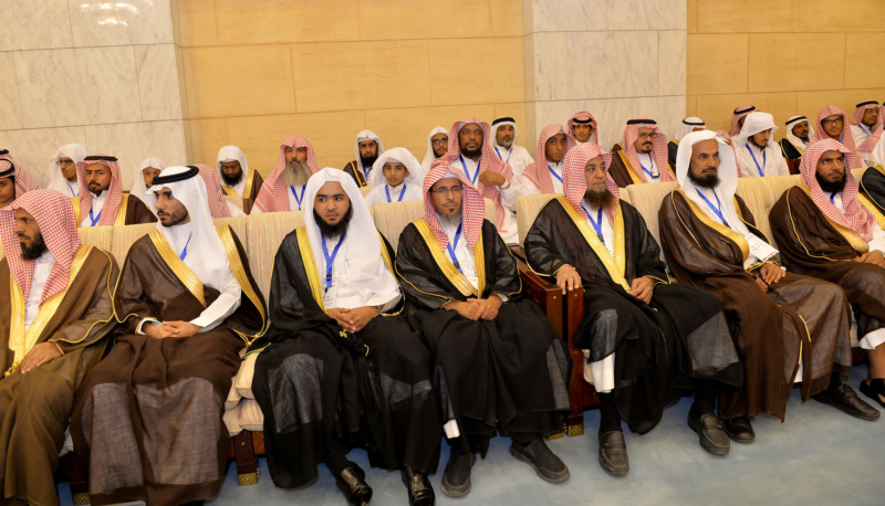 فيصل بن بندر يُكرم الفائزين في مسابقة أمير الرياض للقرآن ‫(373262257)‬ ‫‬
