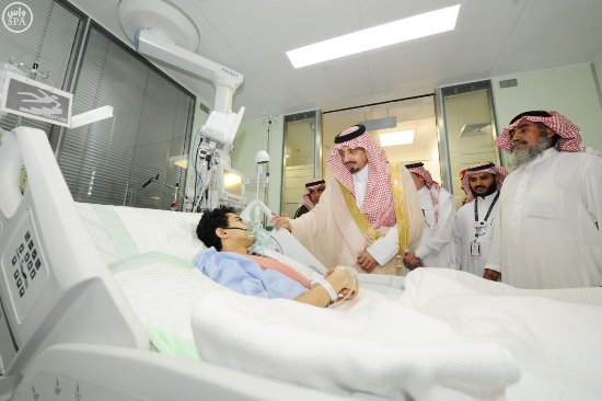 فيصل بن خالد يزور مصابي مقذوفات الحوثي في مستشفى عسير