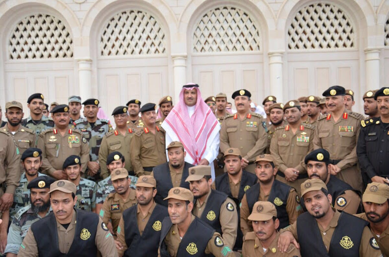 فيصل بن سلمان يشارك رجال الأمن الإفطار في المسجد النبوي ‫(1)‬