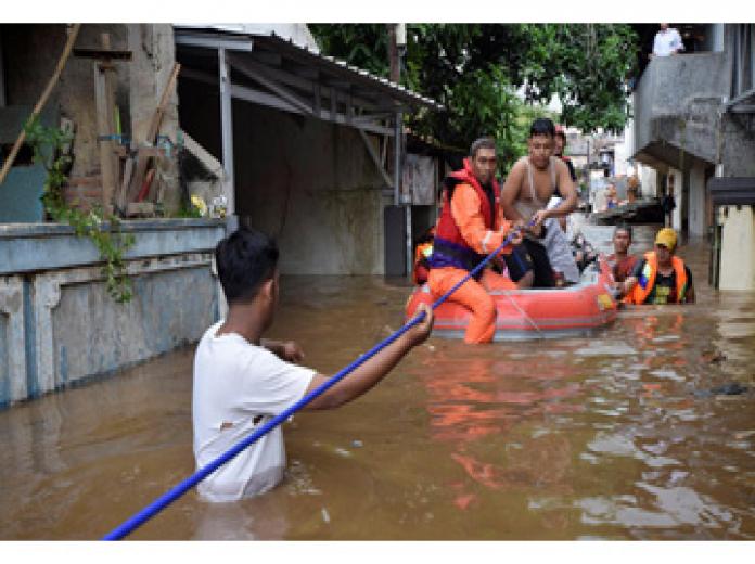 إجلاء آلاف السكان ونزوح نحو 6500 شخص بسبب فيضانات جاكرتا