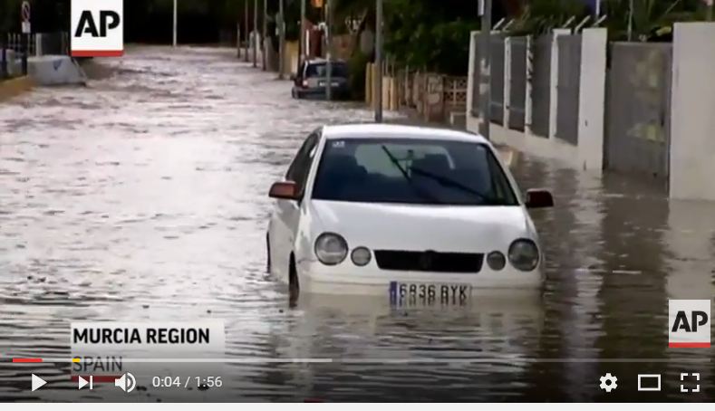 بالفيديو .. السيول تغرق شوارع أسبانيا