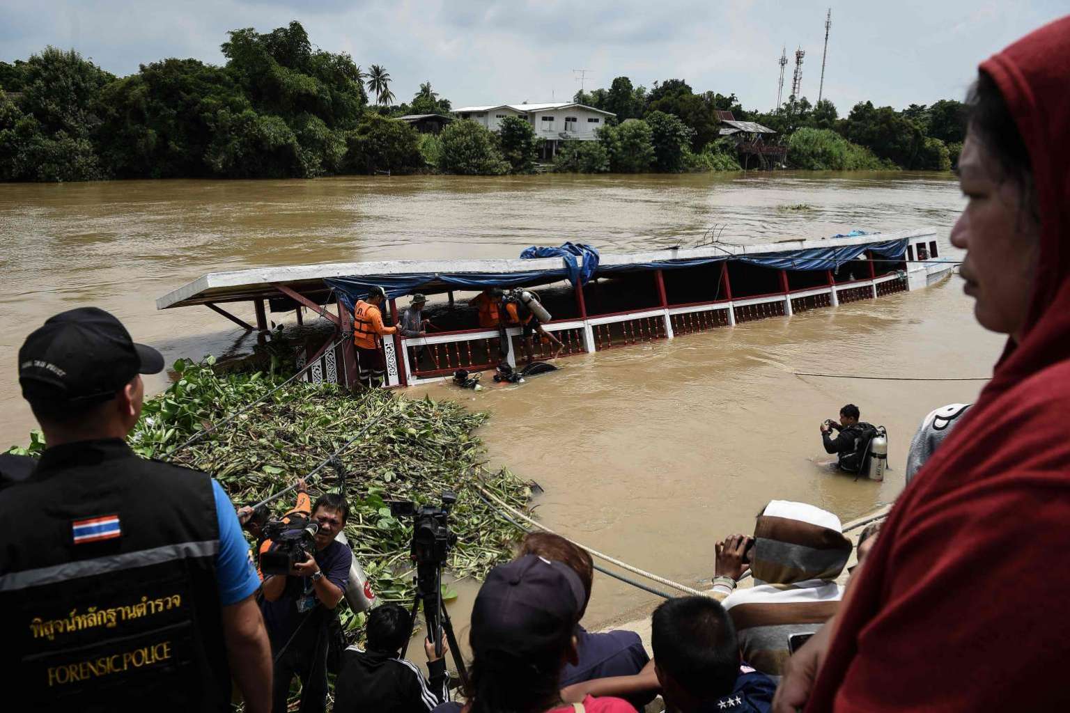 مصرع 11 شخصاً جراء انهيارات أرضية وفيضانات في إندونيسيا