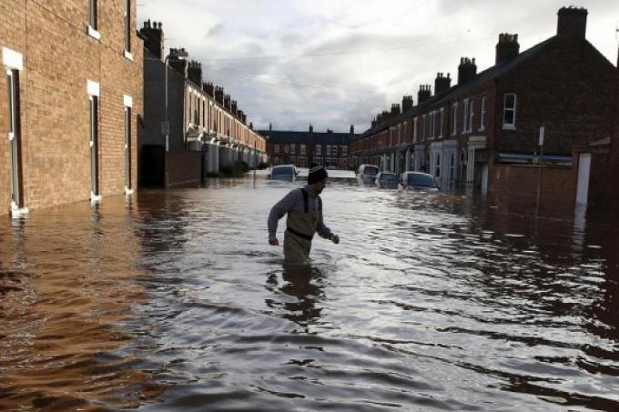 فيضانات تُخفي مساحات هائلة وتجرف مواقع أثرية بـ #بريطانيا