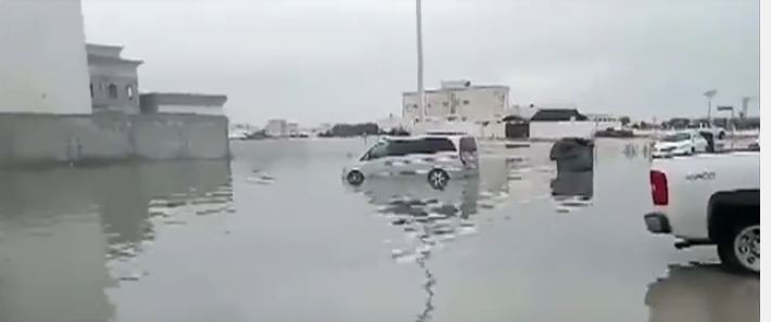 بالفيديو .. مشاهد مروعة لفيضانات مدنية المعيذر في قطر
