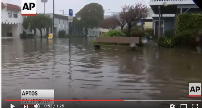 بالفيديو.. مياه الفيضانات تجتاح شوارع كاليفورنيا