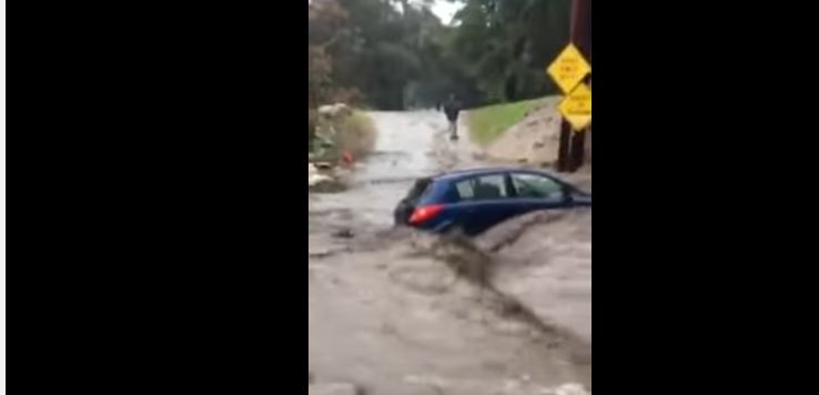 بالفيديو.. الفيضانات تجرف مركبة بداخلها امرأة في كاليفورنيا