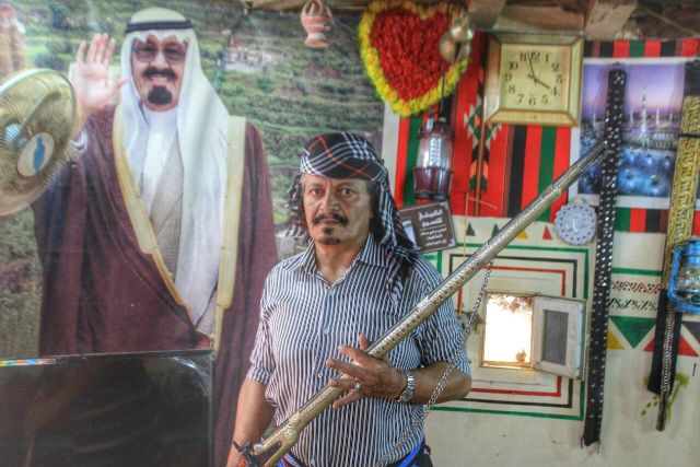 بالصور.. مواطن يحوِّل منزله لمتحف أثري بجبال فيفاء