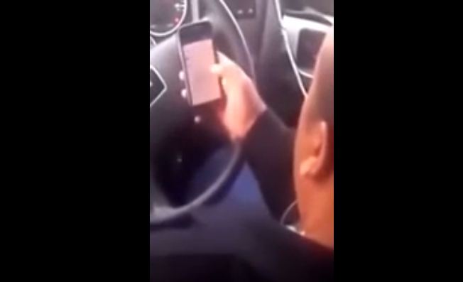 فيديو صادم.. قائد حافلة ركاب يتصفح فيسبوك أثناء القيادة