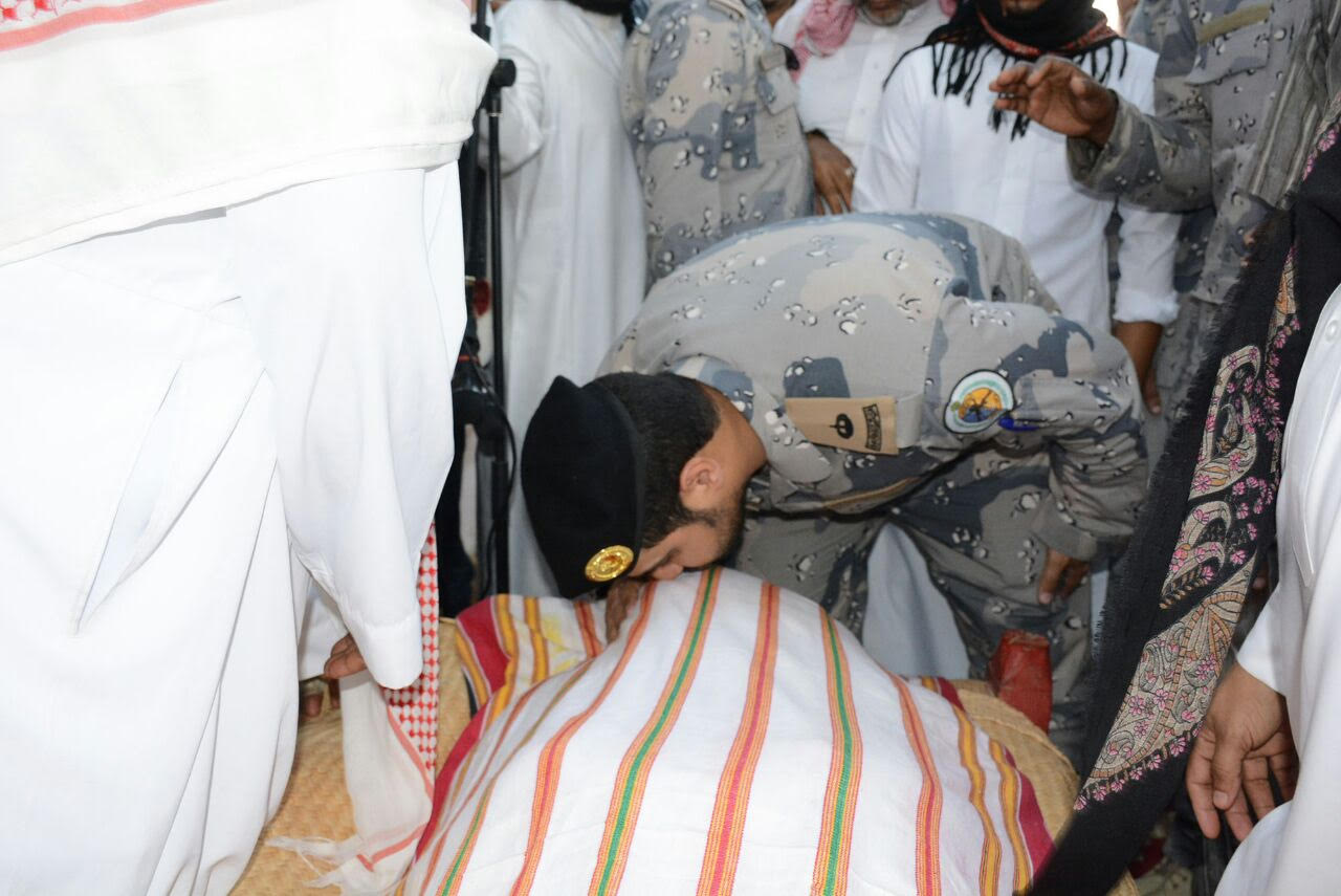 12 صورة مؤثرة لجنازة الحناني في جازان.. وشقيقه: فخورون باستشهاده