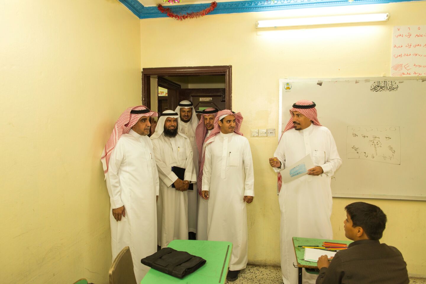 قائد مدرسة خالد الوذيناني يحول مبني مدرسة قديم الي واحة جاذبة للطلاب (3)