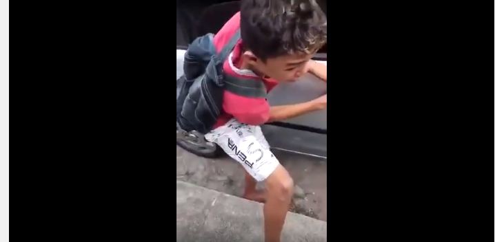 فيديو صادم .. قائد مركبة يعاقب طفلاً بقسوة حاول سرقة سيارته