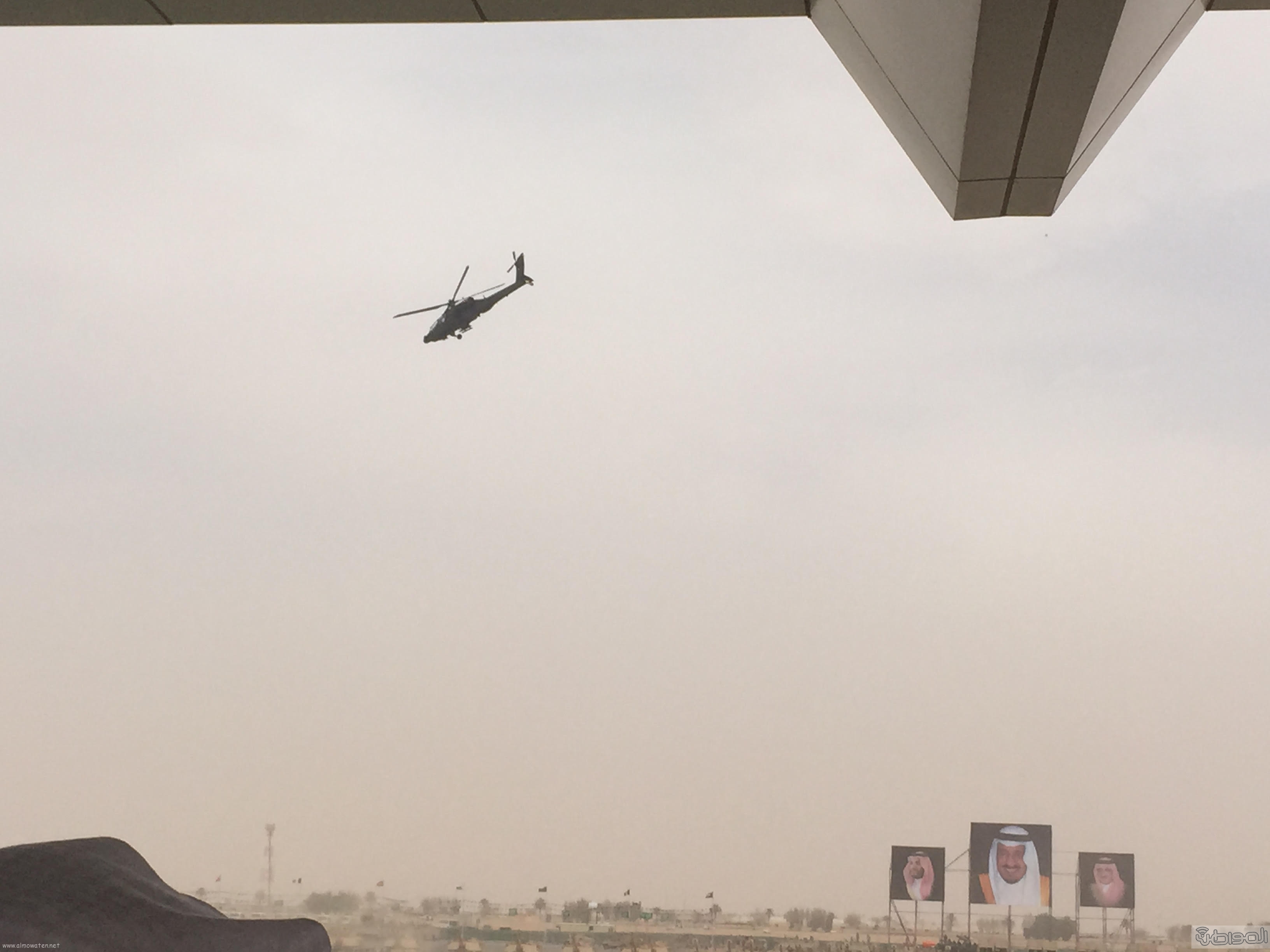 قائد يستعرض طائرة اباتشي امام الملك سلمان (2)