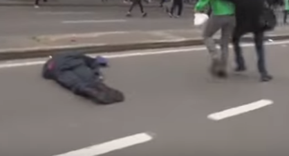 شاهد..  قائد شرطة بروكسل يفقد وعيه بعد لكمة من متظاهر