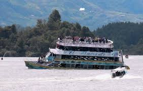 شاهد.. لحظة غرق قارب في كولومبيا يحمل 170 شخصاً