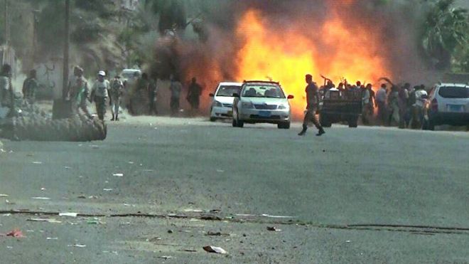 الحكومة الشرعية تستعيد السيطرة على موقع عسكري في عدن