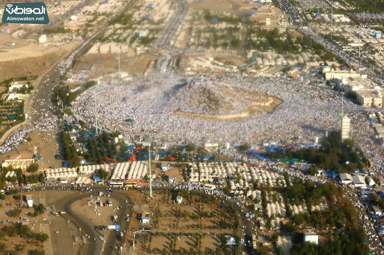 “المواطن” ترصد من الجو.. جبل الرحمة يتحول إلى “قبة بيضاء” تلهج بالدعاء