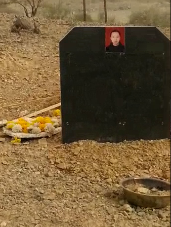 بالفيديو.. قبر مُزيّن بالورود بجوار مقبرة بسفيان المجاردة