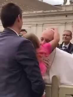 شاهد.. طفلة تأخذ قبعة بابا الفاتيكان أثناء تقبيله لها