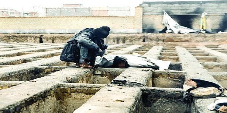 بالصور.. شرطة طهران تطرد الفقراء والمشردين من “قبور” اتخذوها مسكناً