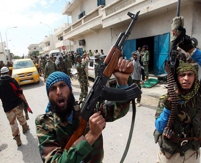 رويترز: قتال عنيف بين مليشيات بالعاصمة الليبية