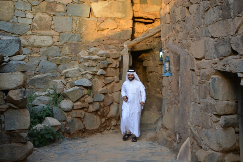 قرية آل عليان الأثرية.. مقبرة عكس اتجاه القبلة ومنازل أثرية ‫(210696101)‬ ‫‬