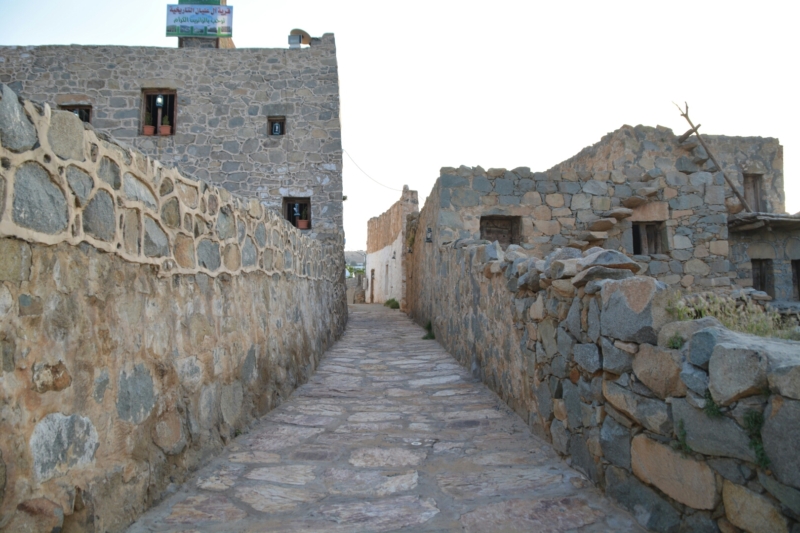 قرية آل عليان الأثرية.. مقبرة عكس اتجاه القبلة ومنازل أثرية ‫(210696110)‬ ‫‬