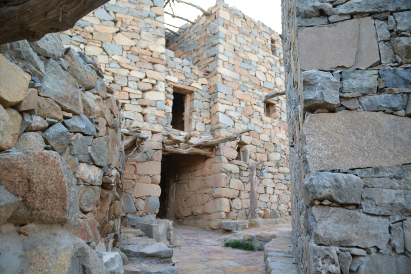 قرية آل عليان الأثرية.. مقبرة عكس اتجاه القبلة ومنازل أثرية ‫(210696114)‬ ‫‬