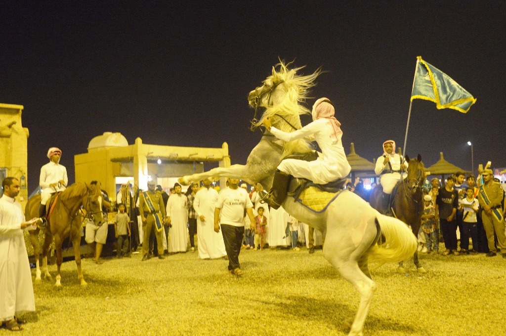 بالصور.. قرية جازان التراثية تستقبل المحتفلين باليوم الوطني بالخيول والرقصات الشعبية