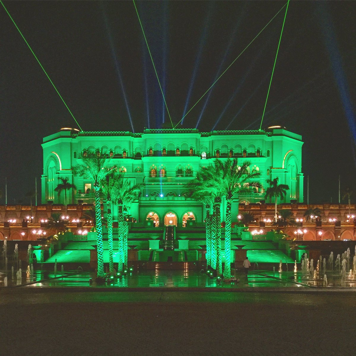 بالصورة.. قصر الإمارات يتوشح باللون الأخضر ترحيباً بالملك سلمان