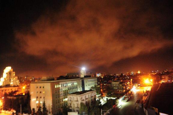 الدفاعات الجوية تتصدى لأهداف معادية في سماء دمشق