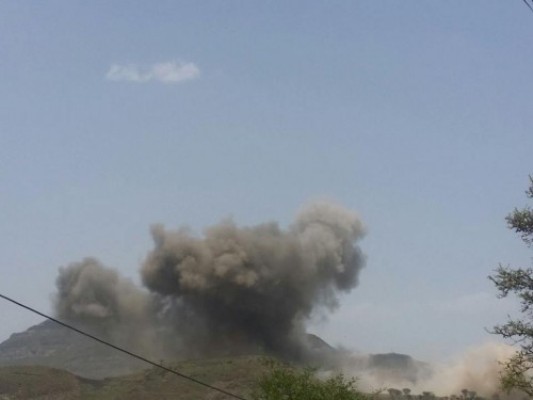 طيران التحالف يشن غارات على معسكر للحوثيين في إب