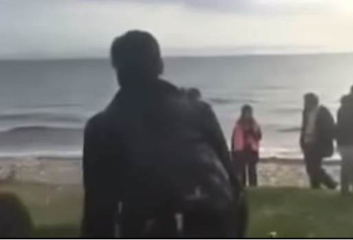 شاهد .. موال حزين بحنجرة لاجئ سوري على شواطئ اليونان