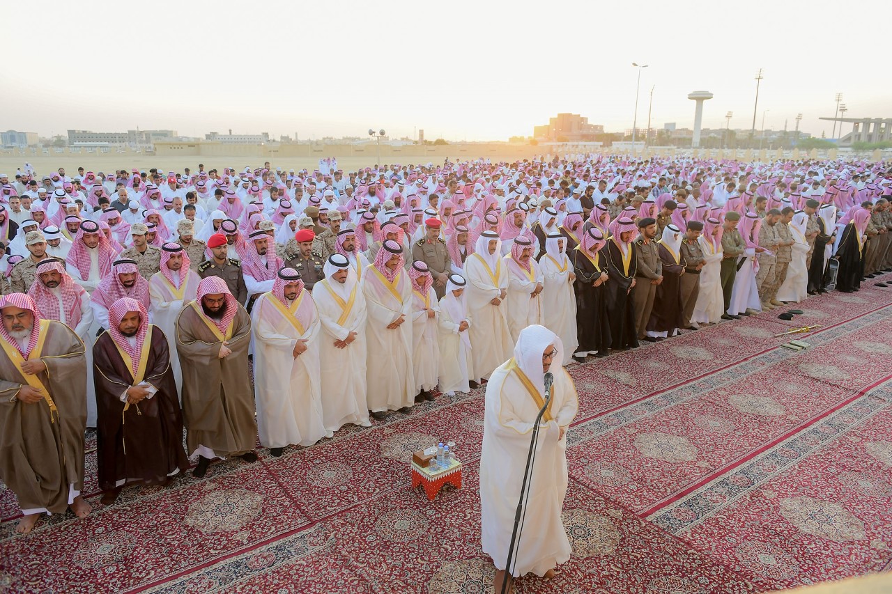 أمير القصيم يؤدي صلاة العيد بالمصلى الشمالي في بريدة