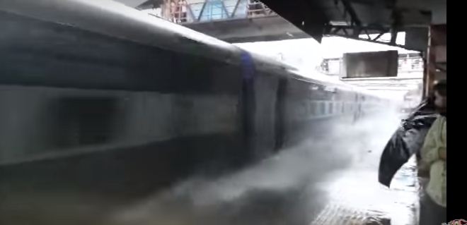 بالفيديو.. مياه الأمطار تمنع قطارًا من التوقف في المحطة