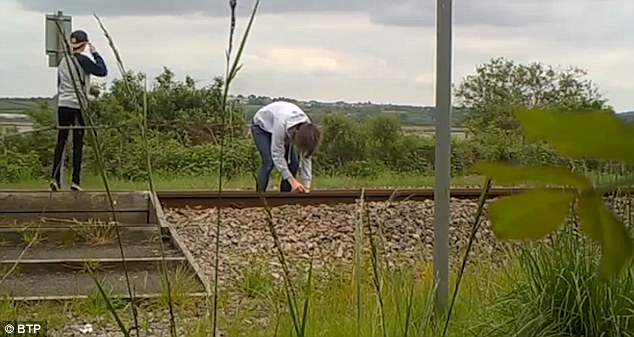 فيديو مُفرج عنه.. لحظة ضرب قطار لشاب حاول تجاوز السكة الحديد !
