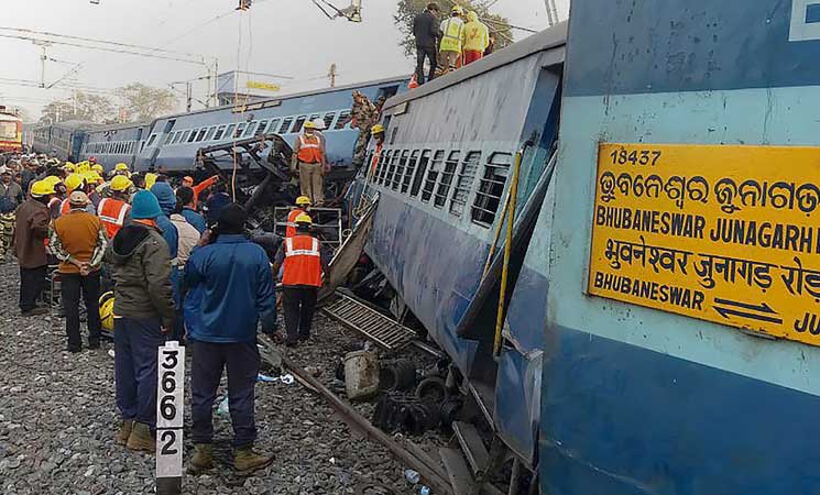 10 قتلى وجرحى جراء خروج قطار عن القضبان بالهند