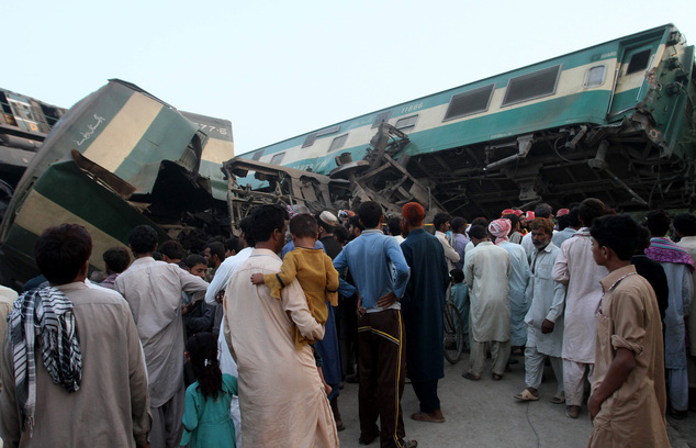 مصرع وإصابة أكثر من 110 باكستانيين جراء خروج قطار عن القضبان