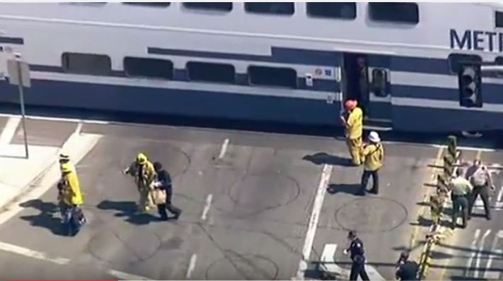 لحظة اصطدام قطار بشاحنة وإصابة العشرات في لوس أنجلوس