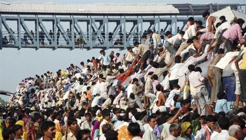 مقتل 15 شخصًا على الأقل في تدافع بمحطة للقطارات في بومباي الهندية
