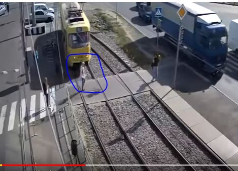 بالفيديو.. على طريقة أفلام الرعب.. قطار يدهس فتاة وتنجو بأعجوبة