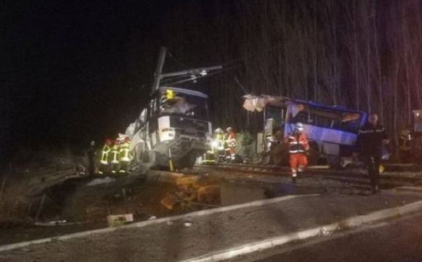 حادث مروع.. قطار يصطدم بحافلة مدرسية في فرنسا ويقتل 4 أطفال
