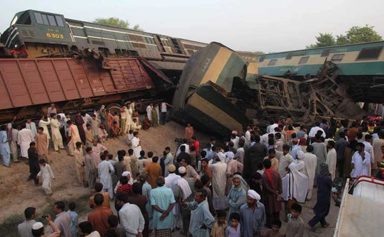 شاهد ..لحظة تصادم قطارين ومقتل وإصابة 106 في باكستان