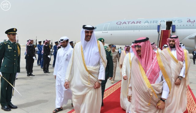 أمير قطر يصل الرياض ومحمد بن نايف في مقدمة مستقبليه
