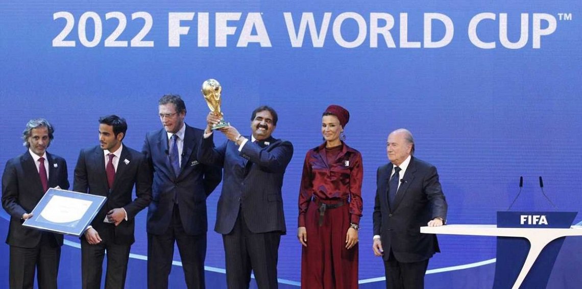 تعهد رئيس الفيفا يضع قطر في مأزق قبل كأس العالم 2022