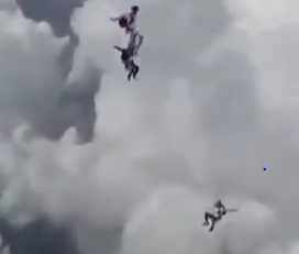 بالفيديو.. مفاجأة صادمة لمظليين قفزوا من الطائرة
