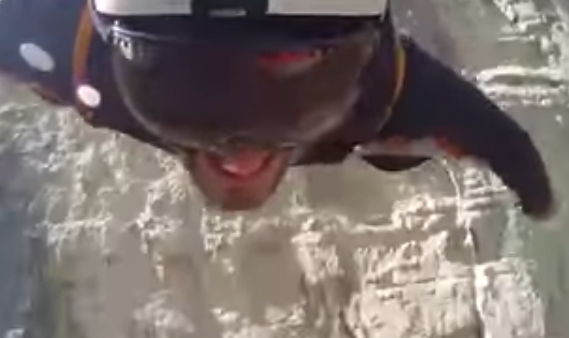 شاهد.. قفزة مذهلة لمغامر باستخدام بدلة “السنجاب الطائر” من منحدر جبلي في عُمان