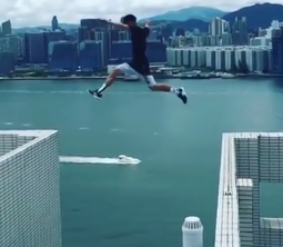 شاهد.. مغامر يقفز بين برجين شاهقين في هونج كونج