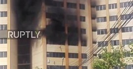 فيديو مروع.. لحظة قفز رجل من أعلى بناية بسبب حريق