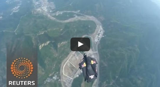 قفز من طائرة لمسافة 1800 متر ليصل إلى هدف صغير أعلى سور الصين العظيم!