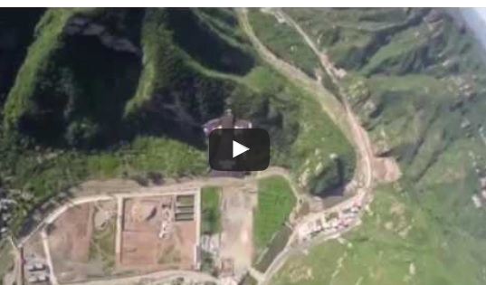 بالفيديو .. قفزة مجنونة لشاب أمريكي من طائرة على سور الصين العظيم